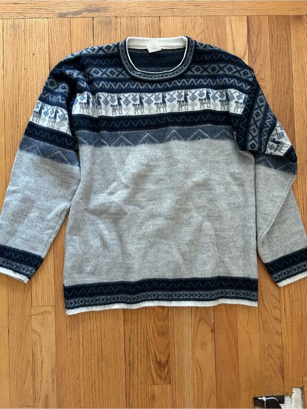 Artesanias Men's Gray & Navy Patterned Crewneck Sweater